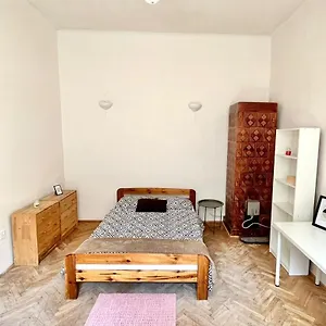 Bedroom Near The Bus And Train Station Habitación en casa particular Cracovia